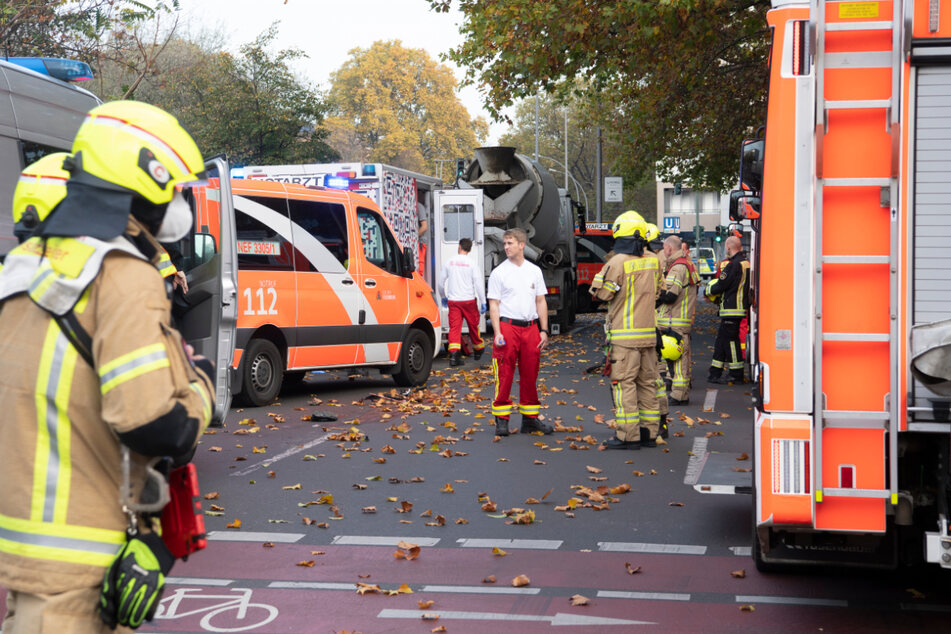 Am Montag ist in Berlin-Wilmersdorf eine Fahrradfahrerin von einem Lastwagen überrollt worden. Weil ein Sepzialfahrzeug der Feuerwehr im Stau stand, geben viele den Klima-Demonstranten eine Mitschuld am Tod der Frau.