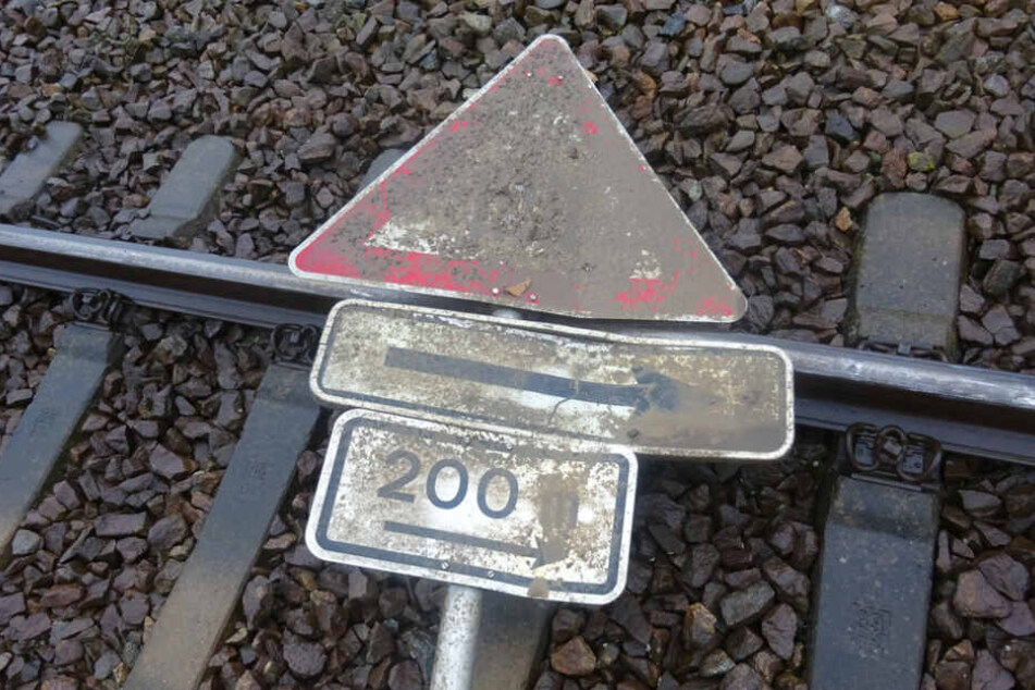 Ein Verkehrsschild liegt am Bahnhof Rain am Lech auf den Gleisen. Unbekannte haben in Schwaben mehrer Gegenstände auf ein Gleis gelegt.
