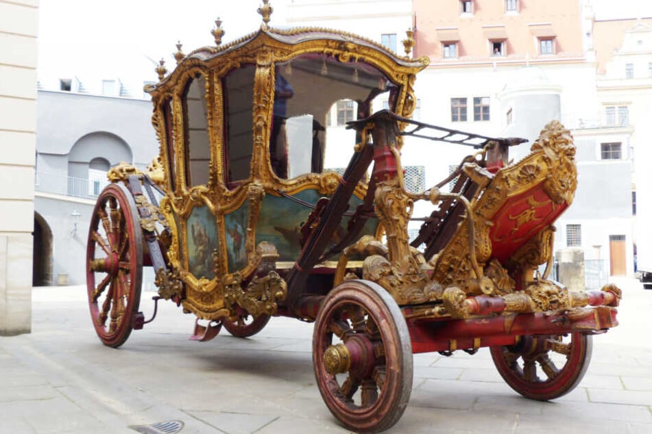 "Grand Carosse“ ist ein Wagentyp, der sich in Frankreich in der zweiten Hälfte des 17. Jahrhunderts entwickelte. Vergleichbare Exponate gibt es nur noch drei auf der Welt!