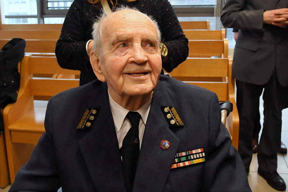 Zbigniew Radlowski, Veteran der polnischen Heimatarmee Armia Krajowa, lächelt nach dem Urteil im Bezirksgericht Krakau.