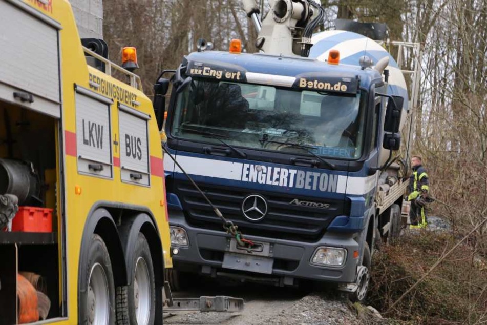Der Betonmischer musste von der Feuerwehr stabilisiert werden.