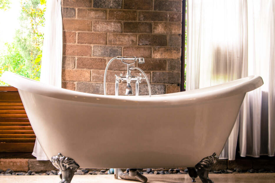 Die gebrechliche Dame kam ohne Hilfe nicht mehr aus der Badewanne heraus. (Symbolbild)