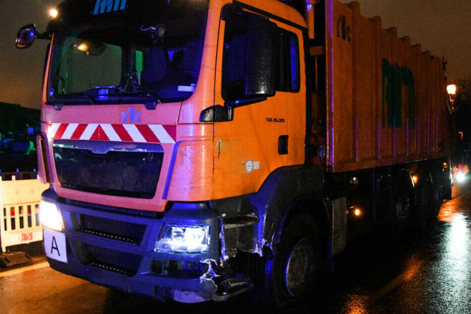 Ein Pkw kam aus ungeklärter Ursache von der Fahrbahn ab und prallte im Gegenverkehr mit einem Lkw zusammen.