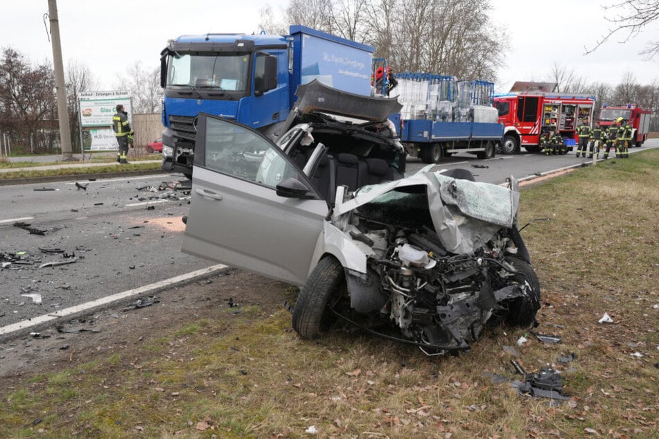 Völlig zerstört steht der Skoda des verstorbenen Fahrers (†25) am Straßenrand.