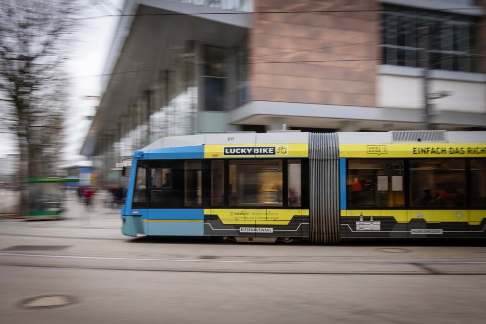 Ärger in einer Straßenbahn in Chemnitz! Am Donnerstagvormittag rastete ein aggressiver Fahrgast (27) völlig aus. (Symbolbild)
