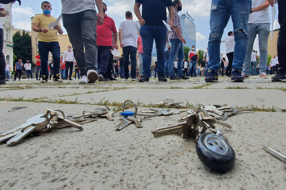Schlüsselbunde liegen bei einem Protest auf dem Boden. Mehrere Tausend Restaurant-, Café- und Bar-Betreiber haben gegen die wegen Corona erlassene Sperrstunde protestiert.