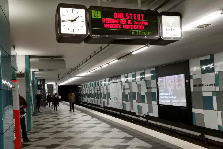 Die Hochbahn weist auf einer Anzeigetafel auf die Streckensperrung hin.