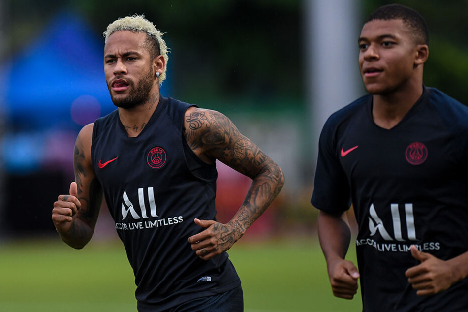 Der Brasilianer Neymar mit seinem (Noch)-Teamkollegen Kilian Mbappe. Wie lang die beiden noch gemeinsam ihre Schuhe für den französischen Serienmeister schnüren, ist ungewiss.