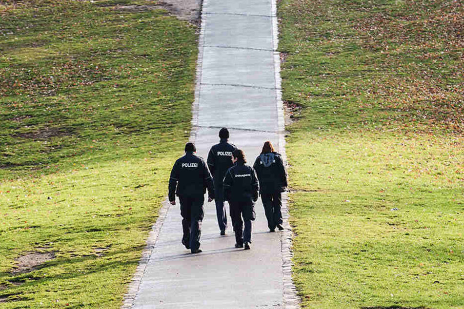 Nicht selten führen Polizei und Ordnungsamt eine Doppelstreife im Park durch.