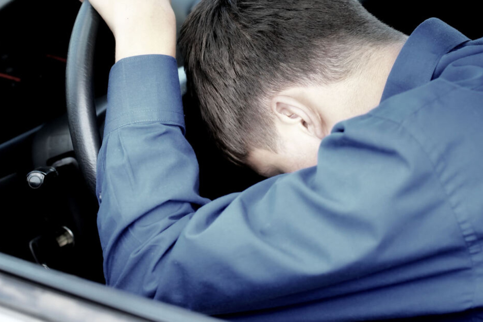 Der Vater sackte hinterm Steuer zusammen, konnte die Fahrt nicht mehr kontrollieren. (Symbolbild)