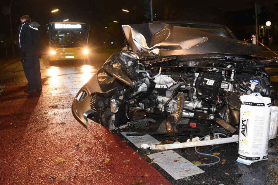 Der Wagen war nach dem Unfall völlig zerstört.