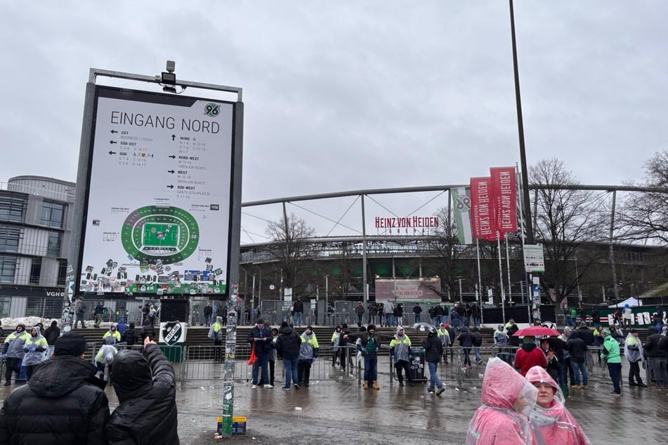 Strömender Regen über der Heinz-von-Heiden-Arena.