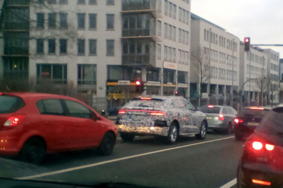 Welches Auto verbirgt sich hier unter der typischen Folie?