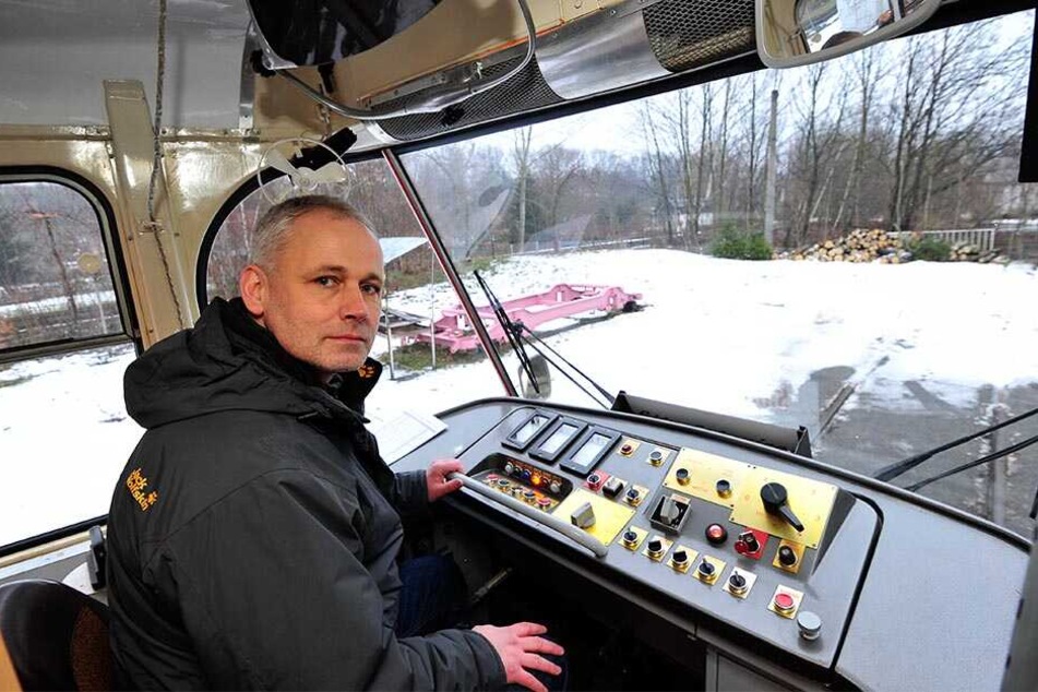 Alles wie damals: Jörg Bergner (51) zeigt das bis heute gleichgebliebene Armaturenbrett einer Tatra-Tram.