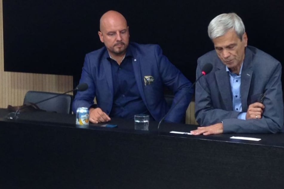 Wolfgang Gedeon (rechts) am Donnerstag bei der Pressekonferenz. Neben ihm der Landtagsabgeordnete Stefan Räpple.
