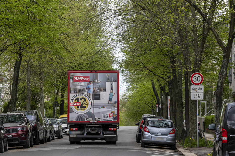 Ein Lkw quetscht sich durch die Ulmenstraße: Hoffentlich kommt kein Gegenverkehr.