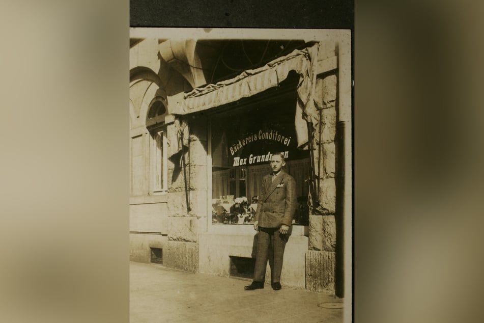 Heinz Grundmann 1907 vor dem Geschäft seines Vaters Max in der Krenkelstraße.
