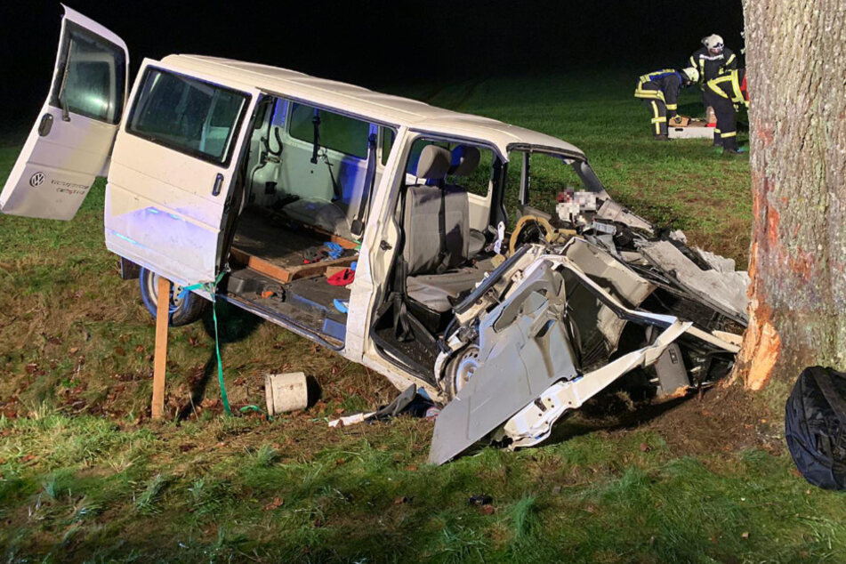 Der Transporter krachte gegen einen Baum.