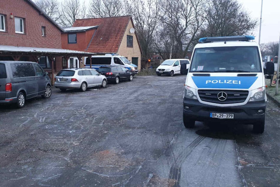 Auf diesem Grundstück im Kreis Dithmarschen kam es am Mittwochmorgen zu einem großen Polizeieinsatz wegen Terroverdachts.