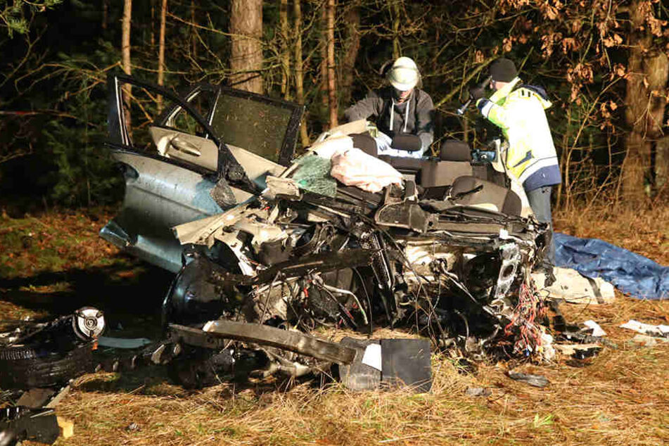 Der Fahrer verstarb noch im Wrack seines Mercedes.