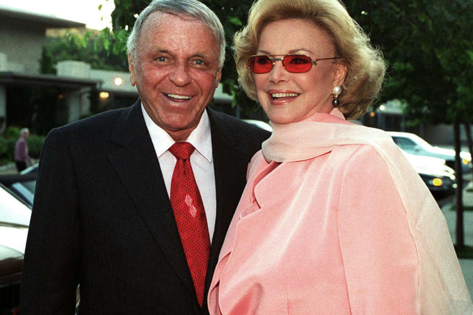 Sie war Sinatras vierte Ehefrau. Der Sänger starb 1998.