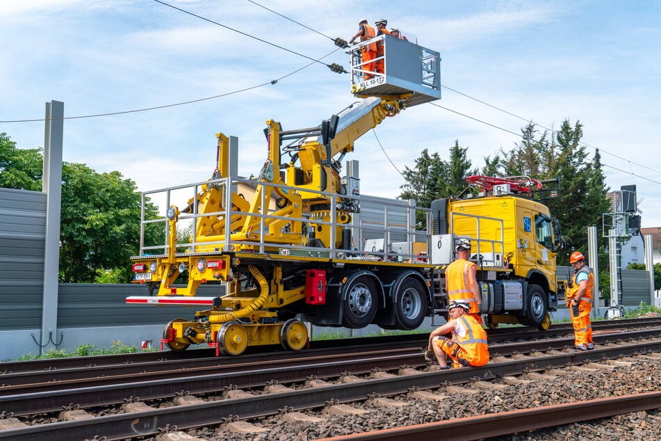 Arbeiter bereiten die Montage einer Oberleitung vor. Was die Gesamtelektrifizierung der Strecke Dresden - Görlitz kostet, kann die DB gegenwärtig nicht beziffern.