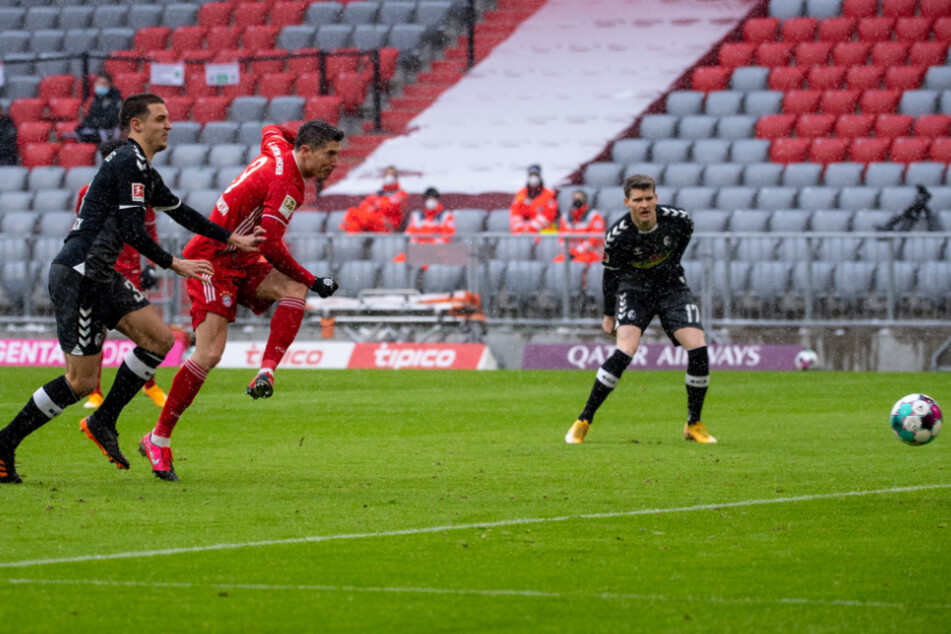 Robert Lewandowski trifft zum 1:0.
