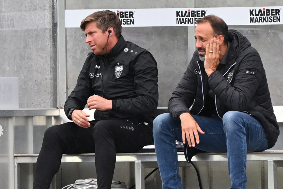 VfB-Coach Pellegrino Matarazzo (42, rechts im Bild) sitzt während des Spiels bedient auf der Bank.