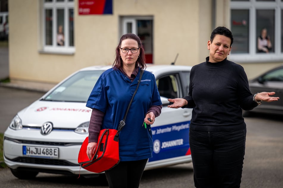Die Johanniter setzen zunehmend auf E-Autos, hier Pflegedienstleiterin Madeleine Wölfl (47, r.) und Mitarbeiterin Susann Ulrich (40).