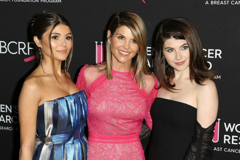 Lori Loughlin (56, c.) poses with her daughters Olivia Jade Giannulli (21, l.) and Isabella Giannulli (22, r.).