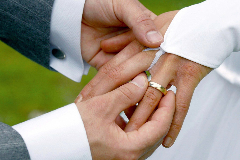 Bei der Trauung streift der Bräutigam der Braut einen Ehering über den Ringfinger (Symbolbild). Der Heiratstermin von Ben und Megan steht noch aus.