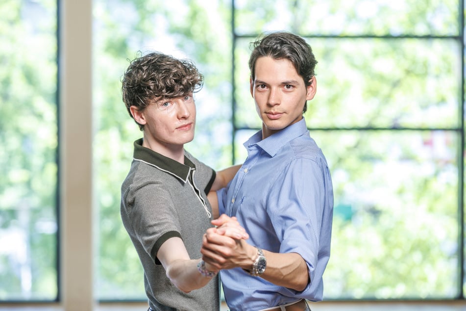 Heiner Weiß (21) und Juan Estevez Cortiz (28) wollen als Liebespaar auf dem Ball debütieren.