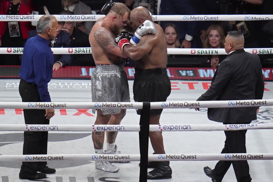 Nach dem Kampf umarmten sich Jake Paul (27, l.) und Mike Tyson (58).