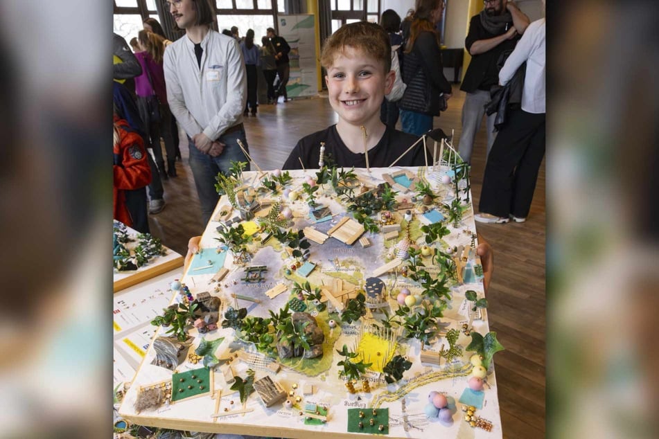 Finian (9) von der 95. Grundschule freut sich über die ganzen BUGA-Modelle, die entstanden sind.