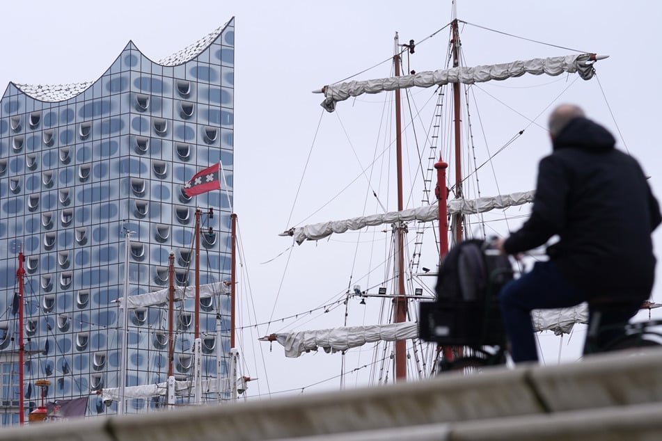 Die Elbphilharmonie ist von der Überseebrücke aus zu sehen.
