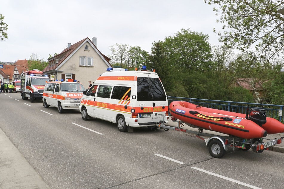 Einsatzkräfte an der Enz. Eine Mutter und ihre zwei Kinder konnten nur noch tot geborgen werden.