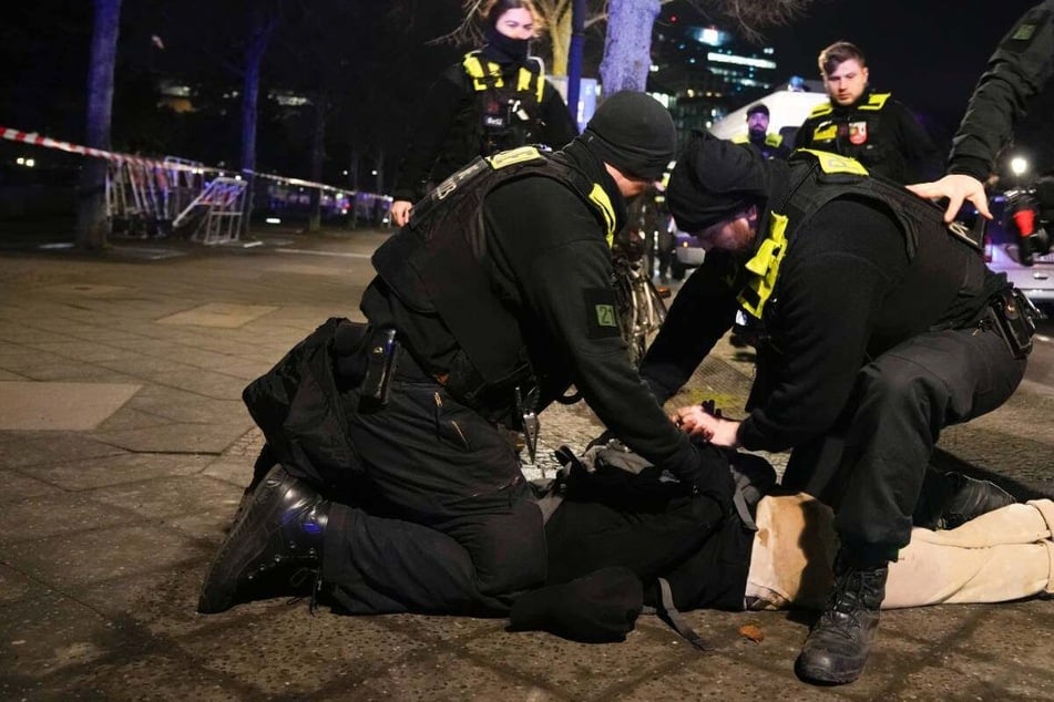 Der 19-jährige Syrer konnte in Tatortnähe festgenommen werden.