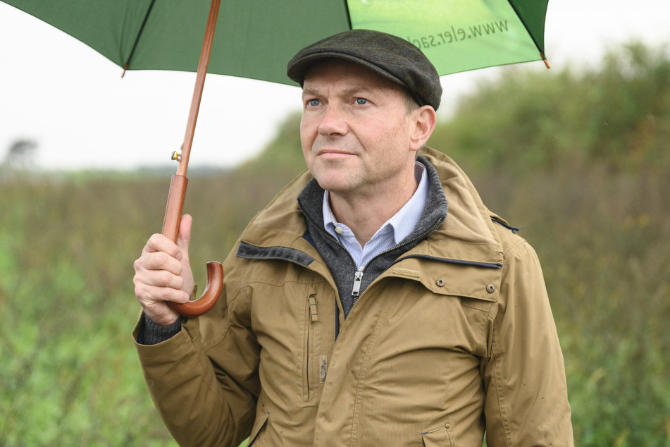 Der sächsische Landwirtschaftsminister Wolfram Günther (49, Grüne) will mit dem Agrarstrukturgesetz den Ausverkauf der heimischen Bodenflächen verhindern.