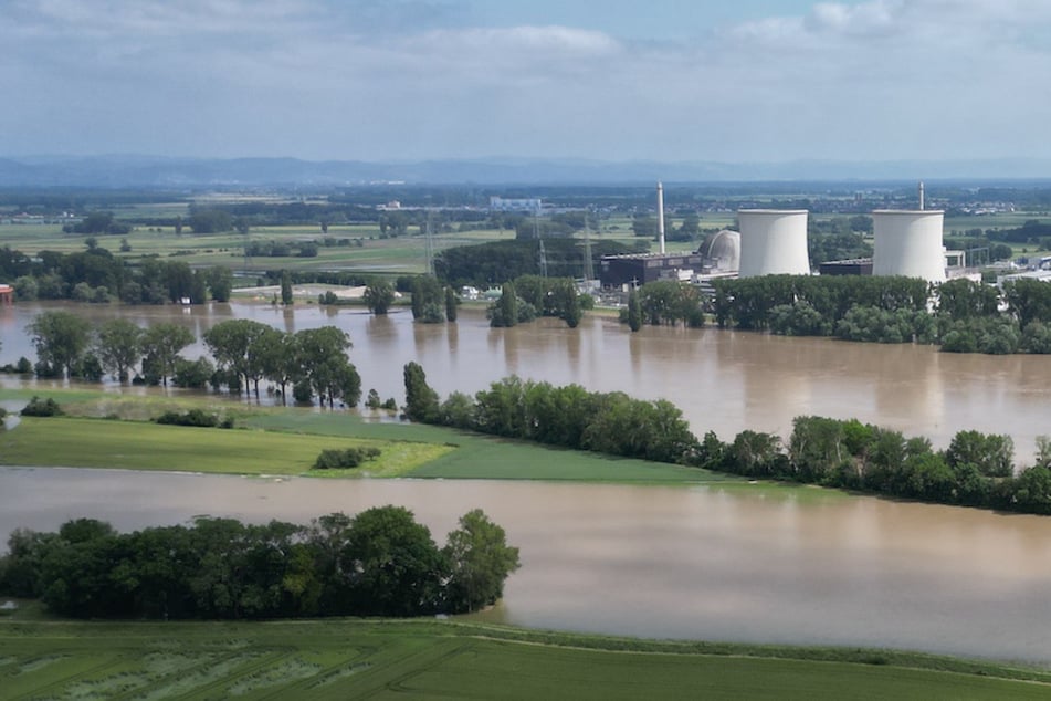 Feuerwehr im Großeinsatz: Hochwasser kurz vor Atomkraftwerk Biblis