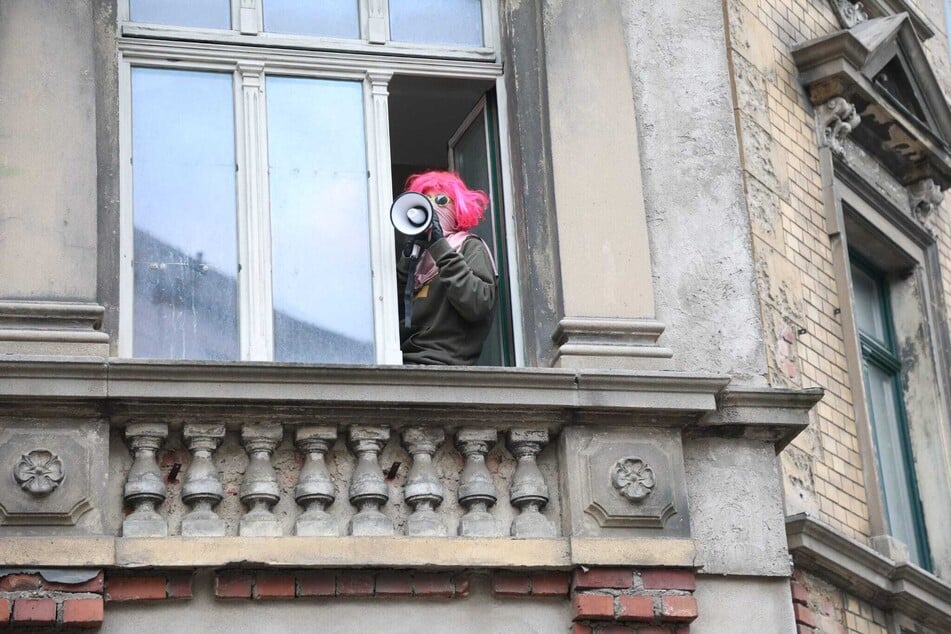 Die Besetzer zeigten sich am Fenster.