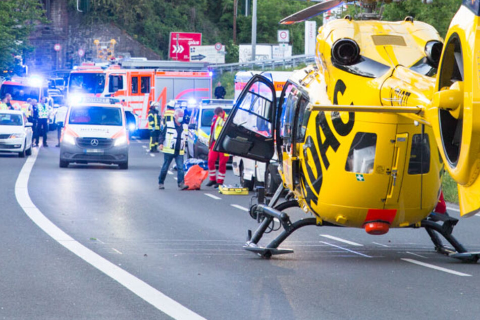 Motorrad kracht nach Überholmanöver in Böschung: Fahrer stirbt in Klinik