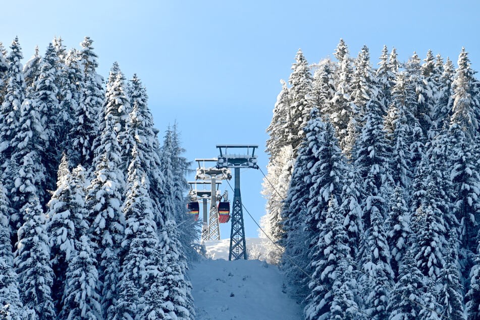 Einige Skiregionen in Österreich weisen die höchsten Sieben-Tage-Inzidenzen im Alpenland auf. Im Bezirk Kitzbühel lag sie zuletzt bei etwa 3600. Laut der staatlichen Gesundheitsagentur Ages sind 70 bis 80 Prozent der Infektionen im Freizeitbereich auf Lokalbesuche von Skifahrern zurückzuführen.