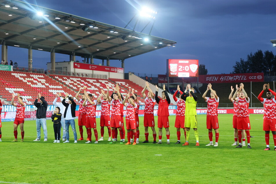 Erster Sieg in der Regionalliga: Die neue FSV-Mannschaft feierte ausgelassen mit den treuen Zwickauer Fans.