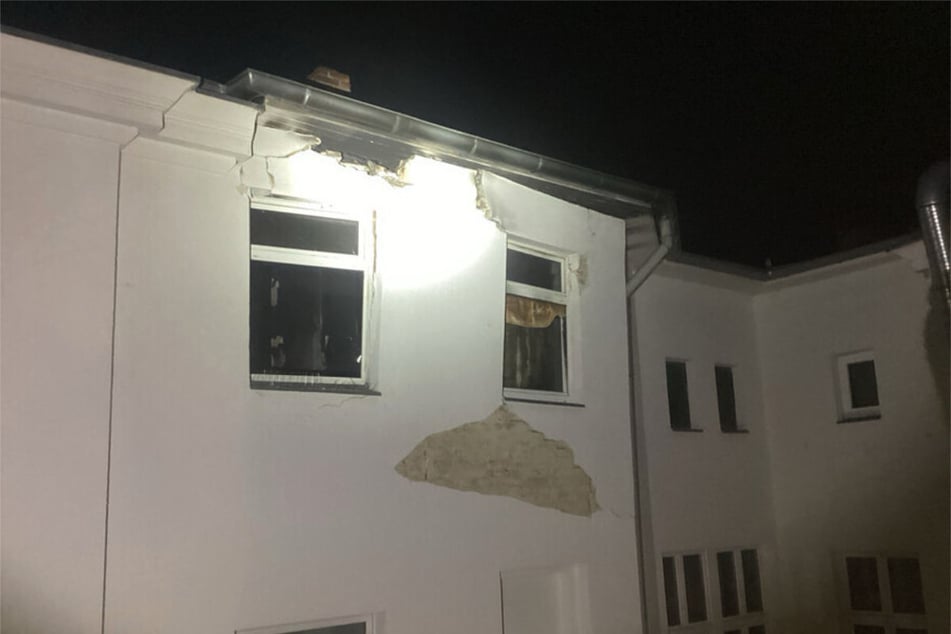 Nach der Explosion sind deutliche Risse im Mauerwerk des Wohnhauses zu sehen.