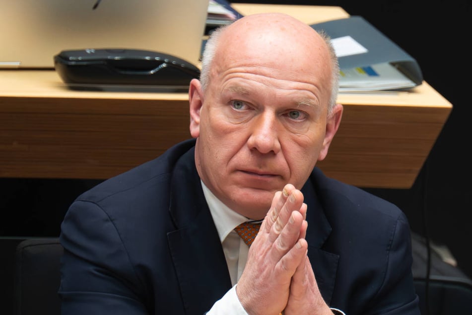 Kai Wegner (53. CDU) hat beim Kurznachrichtendienst X den Einsatz von Streusalz gefordert.