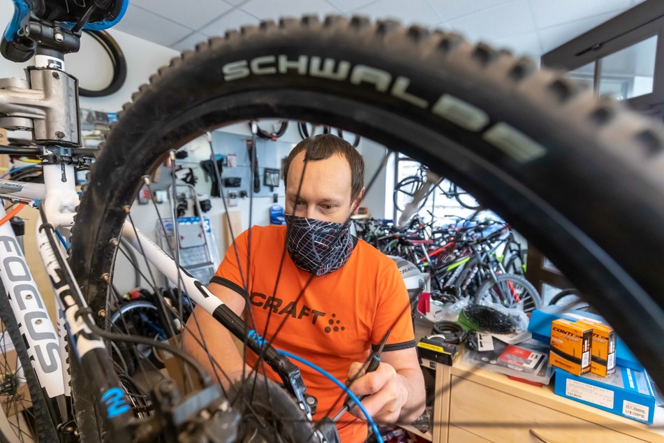 Matthias Müller (43) steht derzeit von früh bis abends in der Werkstatt seines Fahrradladens "Trittfrequenz".