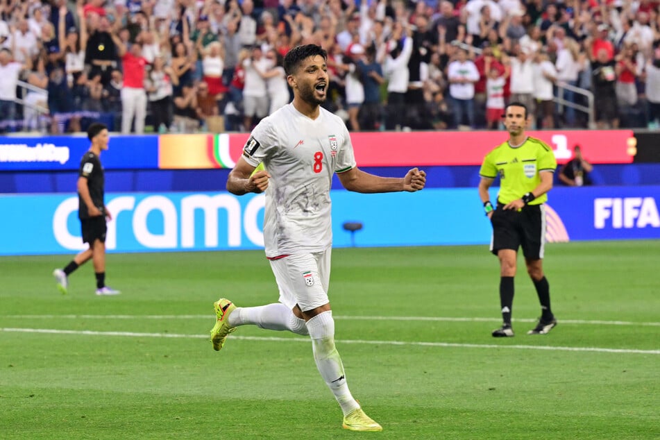 Irans Mohammad Mohebi (27) bejubelt seinen Treffer zum 2:2-Ausgleich.