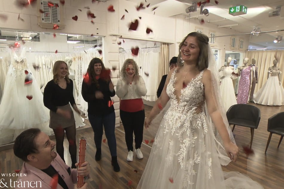 Dabei hat der Ausstatter keine göttliche Hilfe gebraucht, denn Braut Natalia (30) hat sich am Ende doch entscheiden können.