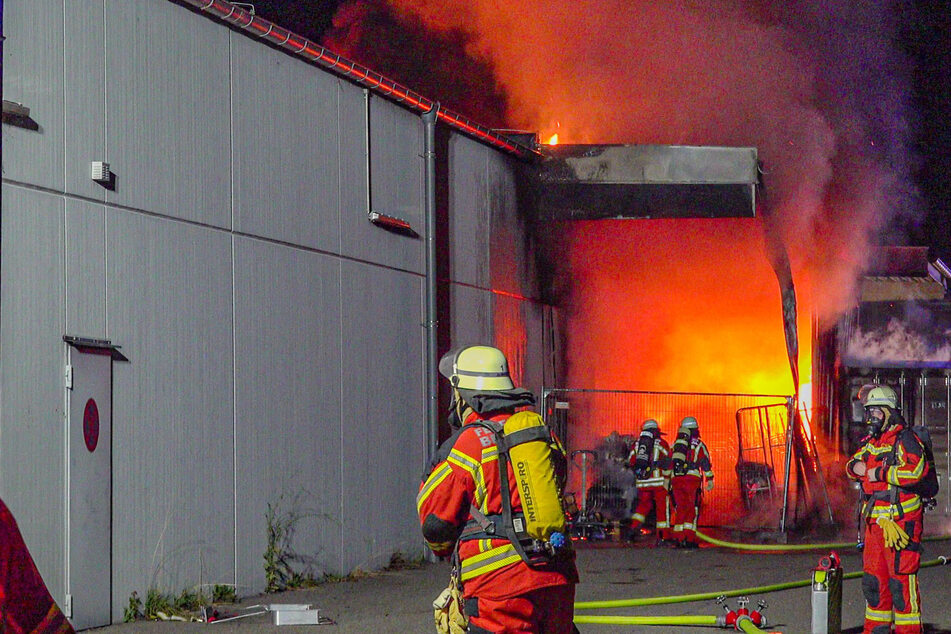 Die Feuerwehr startete einen großen Löscheinsatz, um das Übergreifen auf weitere Gebäude zu verhindern.