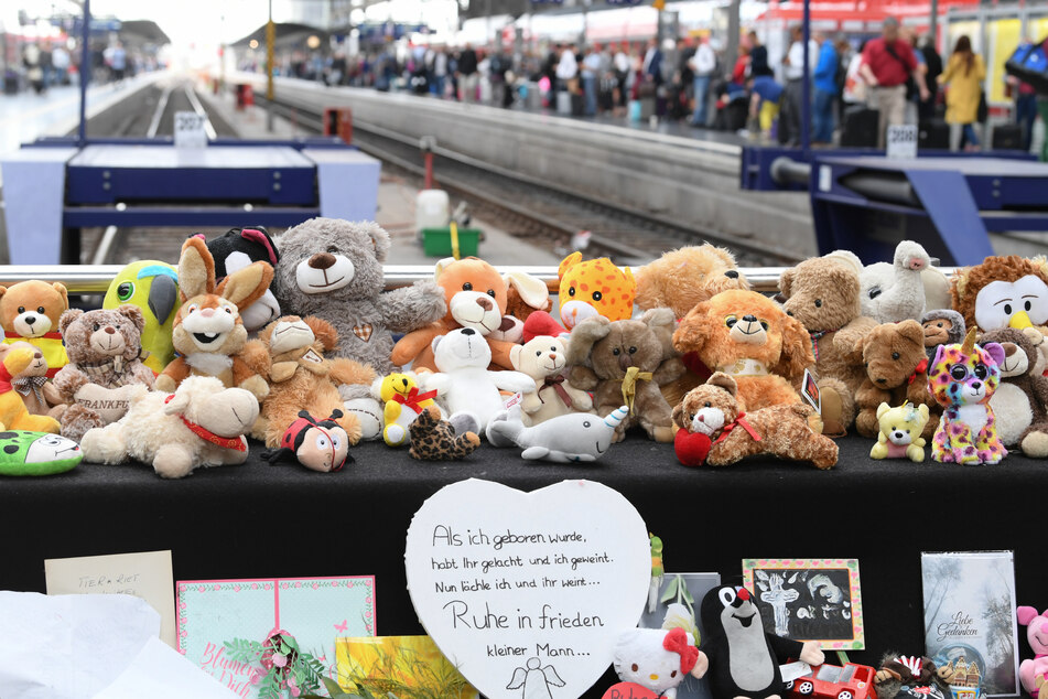 Kuscheltiere und Beileidsbekundungen haben sich am Gleis 7 des Hauptbahnhofs an einer Gedenkstelle angesammelt.